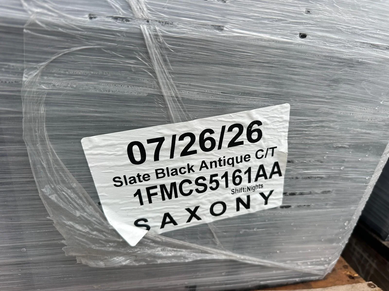 Pallet label identifying Slate Black Antique concrete tile in the Saxony profile